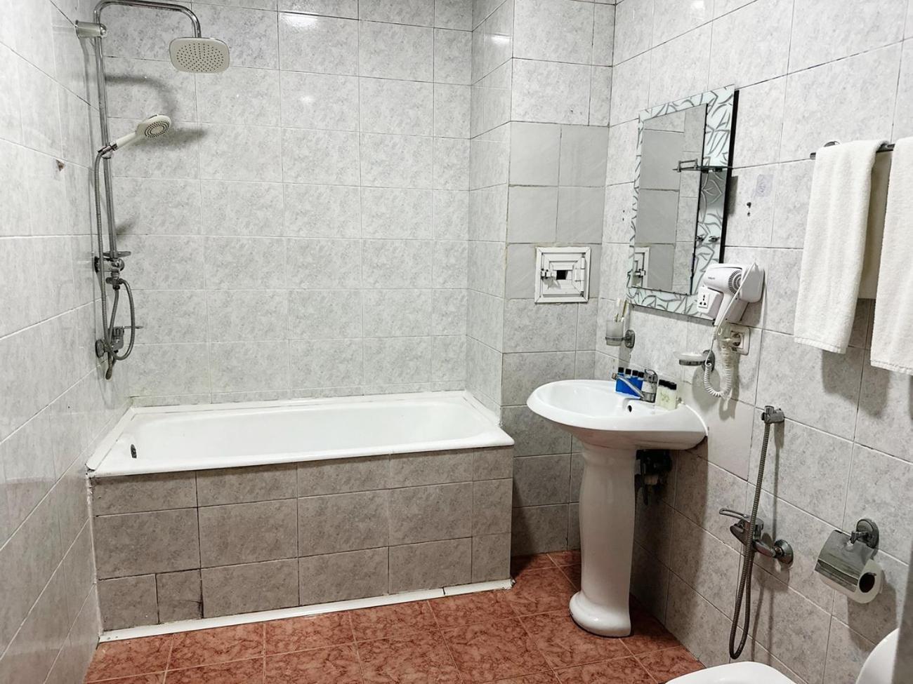 Avi Hotel บากู ภายนอก รูปภาพ